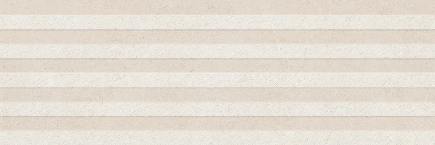 Sandbeige Wandfliese 30×90 cm in Kalksteinoptik mit horizontalen Reliefstreifen und hellen Lichtkanten.