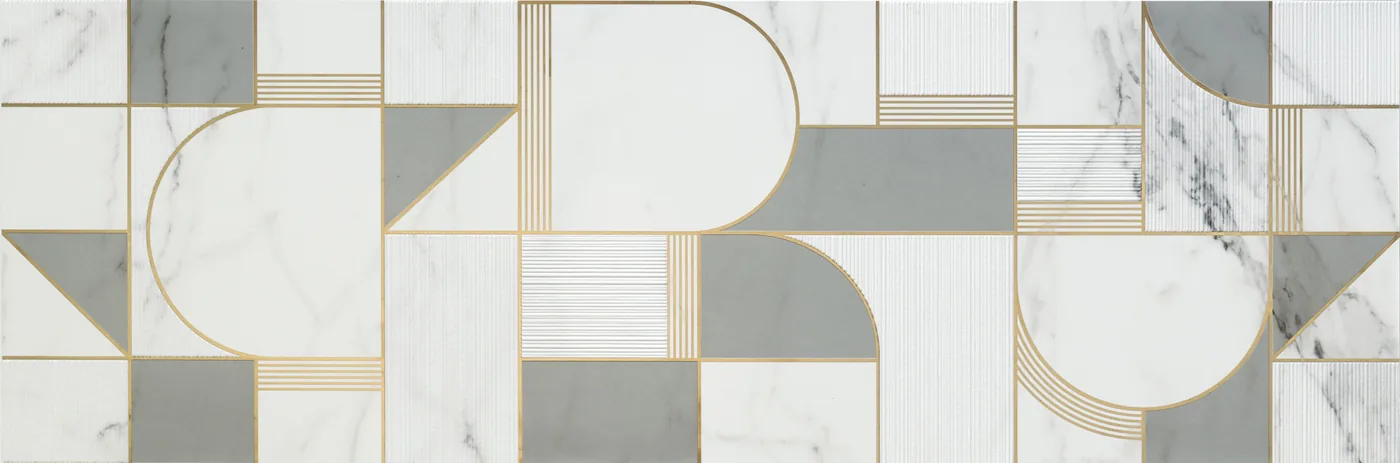 Weiße Marmoroptik-Wandfliese 40×120 cm mit geometrischem Muster aus grauen Flächen, Goldlinien und Rillenfeldern.