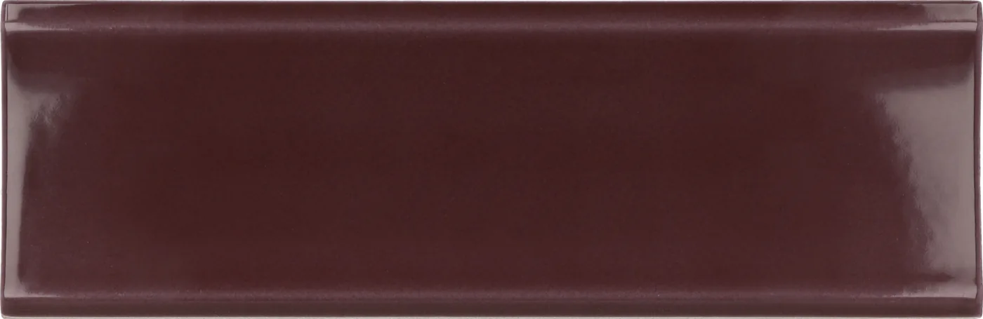 Konkav gewölbte Wandfliese 6,5×20 cm in dunklem Bordeauxrot, glänzend glasiert, frontal freigestellt vor weißem Grund.
