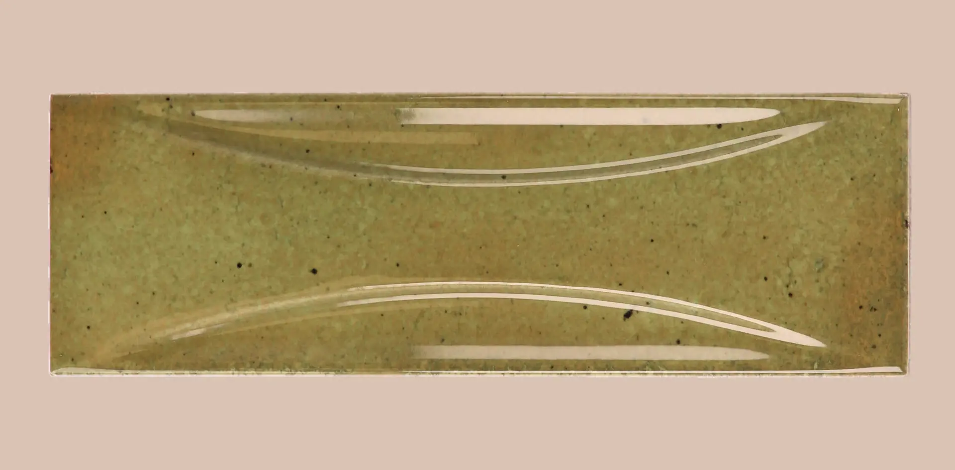 Hanoi Wandfliese in Wild Olive Glasur, Format 6,5x20 cm, Studio Aufnahme frontal vor weißem Hintergrund.
