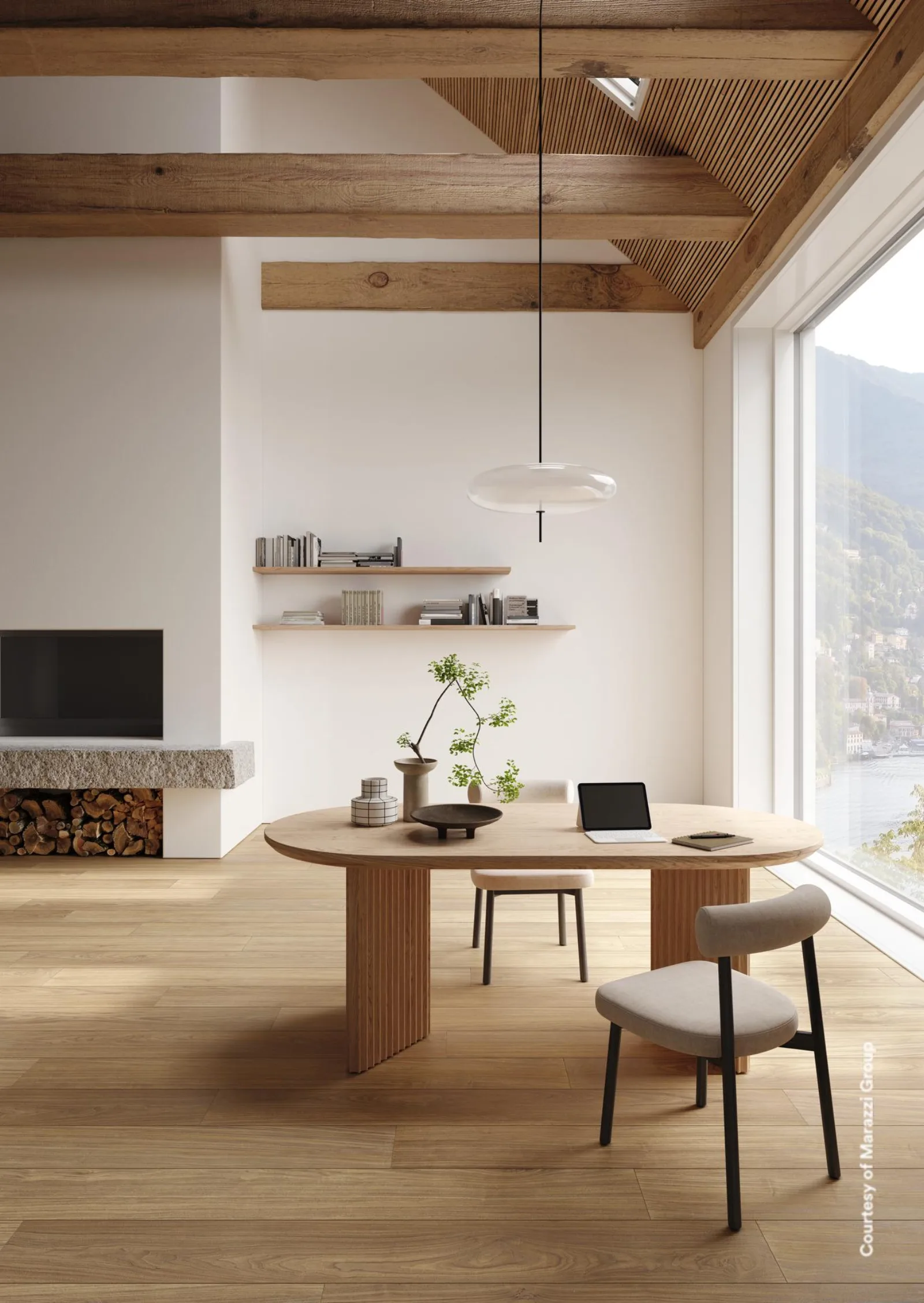 Essplatz unter Holzbalkendecke mit Bergblick, Boden in Holzoptik Noce Naturale 22,5x180 cm
