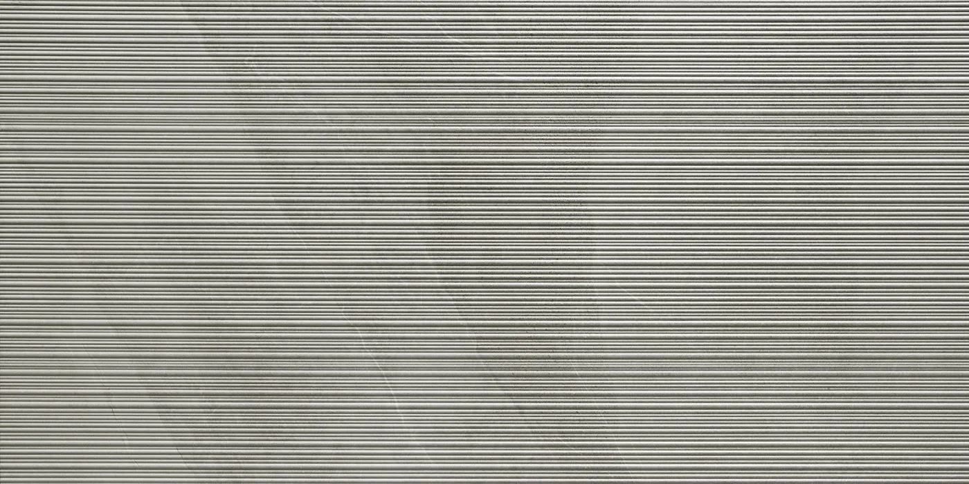 Mittelgraue Fliese 60×120 cm in Schieferoptik mit feinen waagerechten Rillen über die ganze Fläche, matt