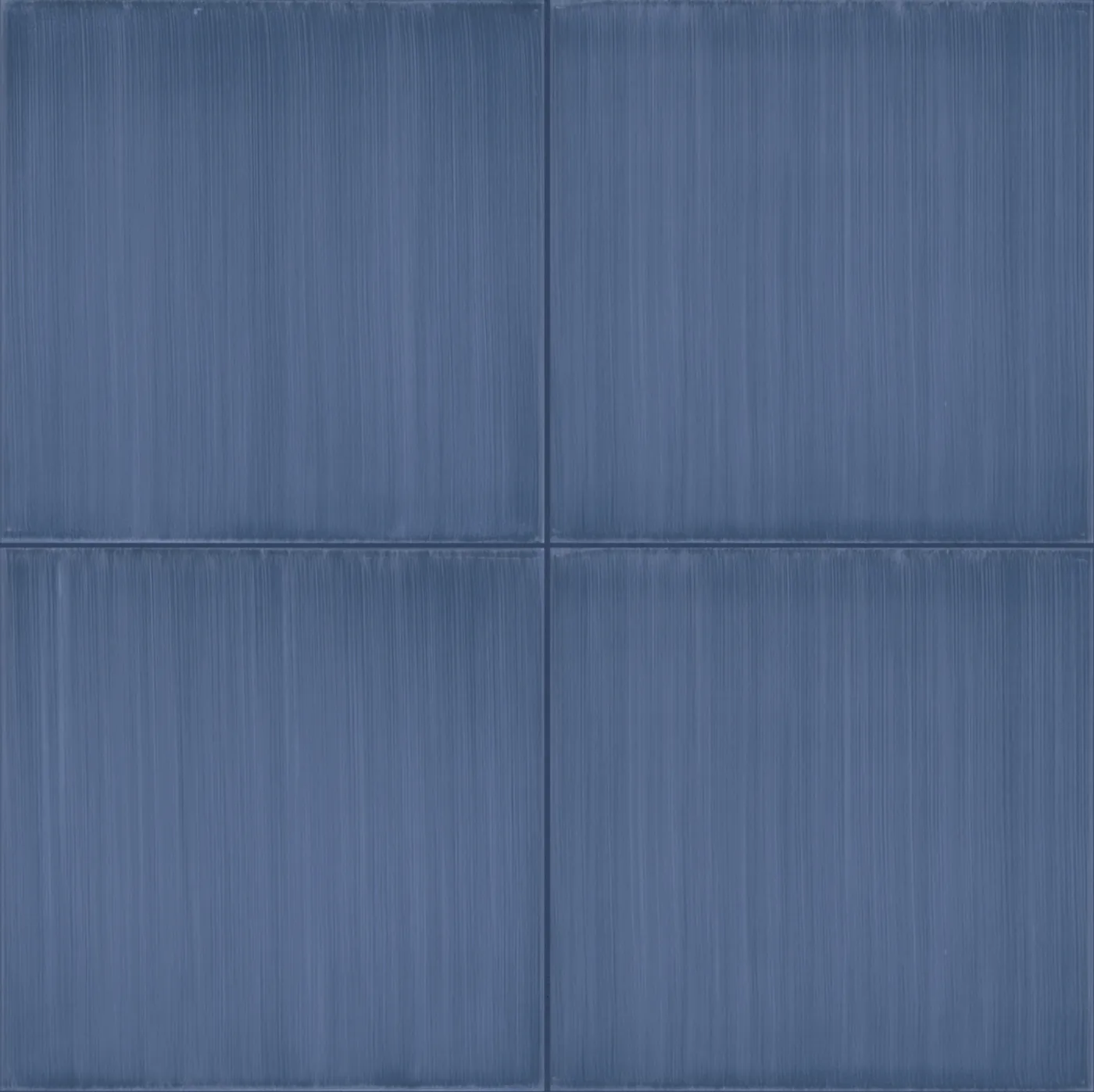 Vier blaue Fliesen 20×20 cm in matter Glasur mit deutlich sichtbaren senkrechten Pinselstrichen und dunklen Fugen.