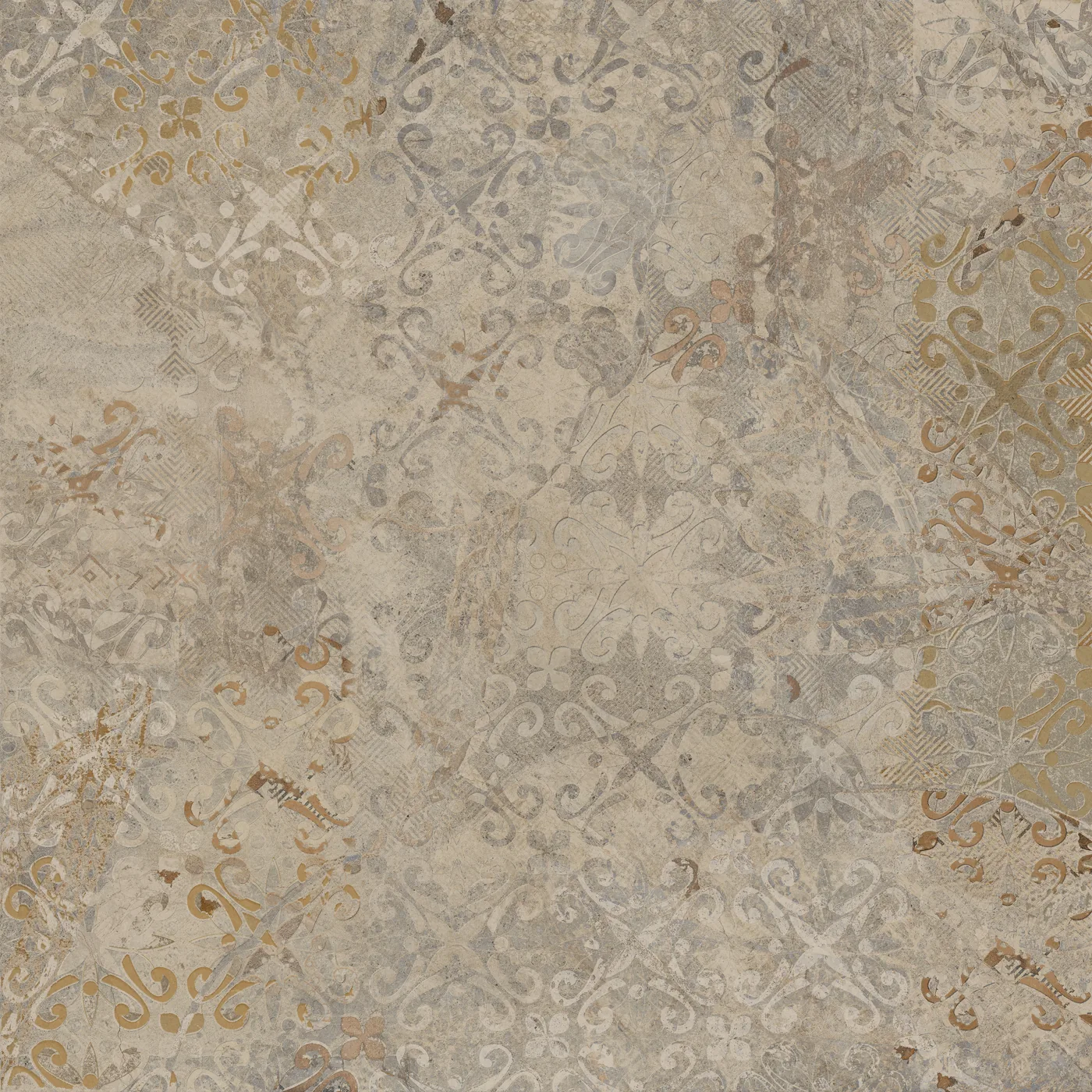 Beigegraue Dekorfliese 120×120 cm in seidenmattem Finish, mit verblasstem Ornament-Patchwork in Ocker und Grau.