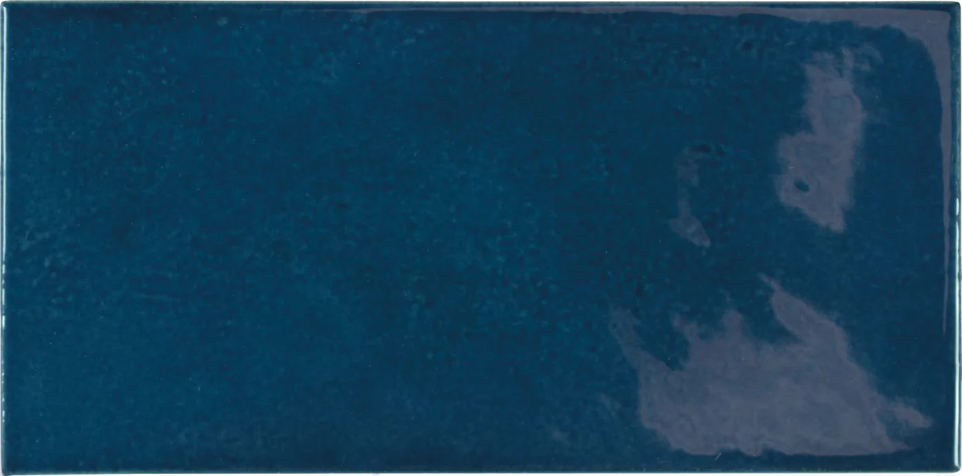 Equipe Village Riemchenfliese 6,5x13,2 cm in dunklem Marineblau, glänzend glasiert mit leicht welliger Oberfläche.