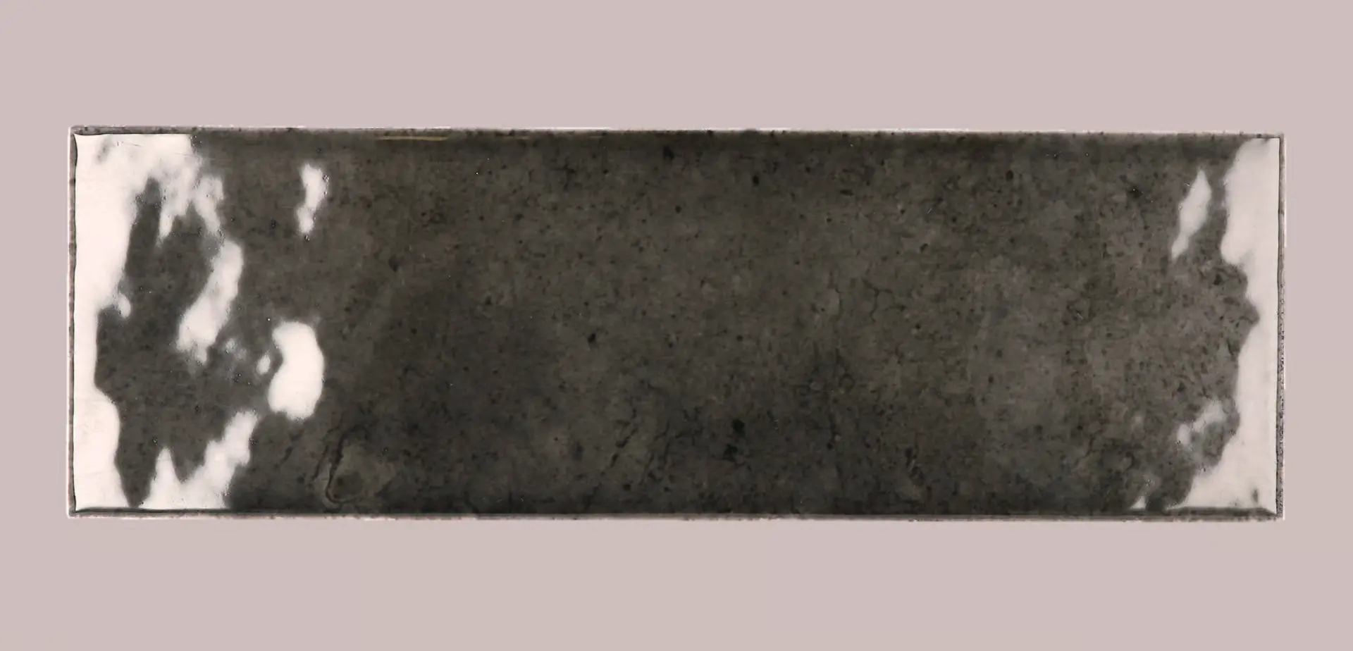 Hanoi Wandfliese in Black Ash Glasur, Format 6,5x20 cm, Studio Aufnahme frontal vor weißem Hintergrund.
