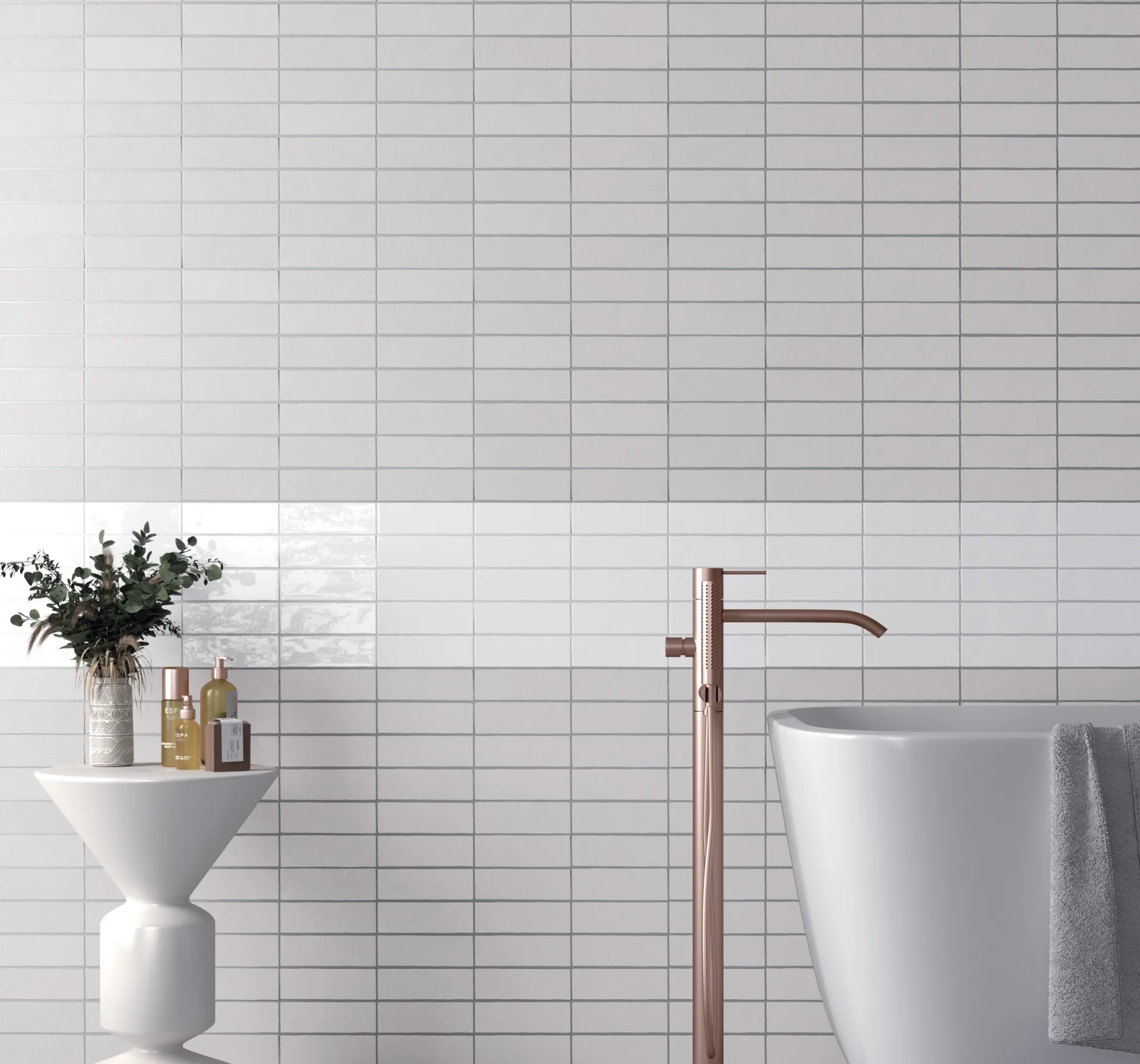 Weiß verfliestes Badezimmer mit länglichen Wandfliesen, freistehender ovaler Badewanne und Standarmatur.
