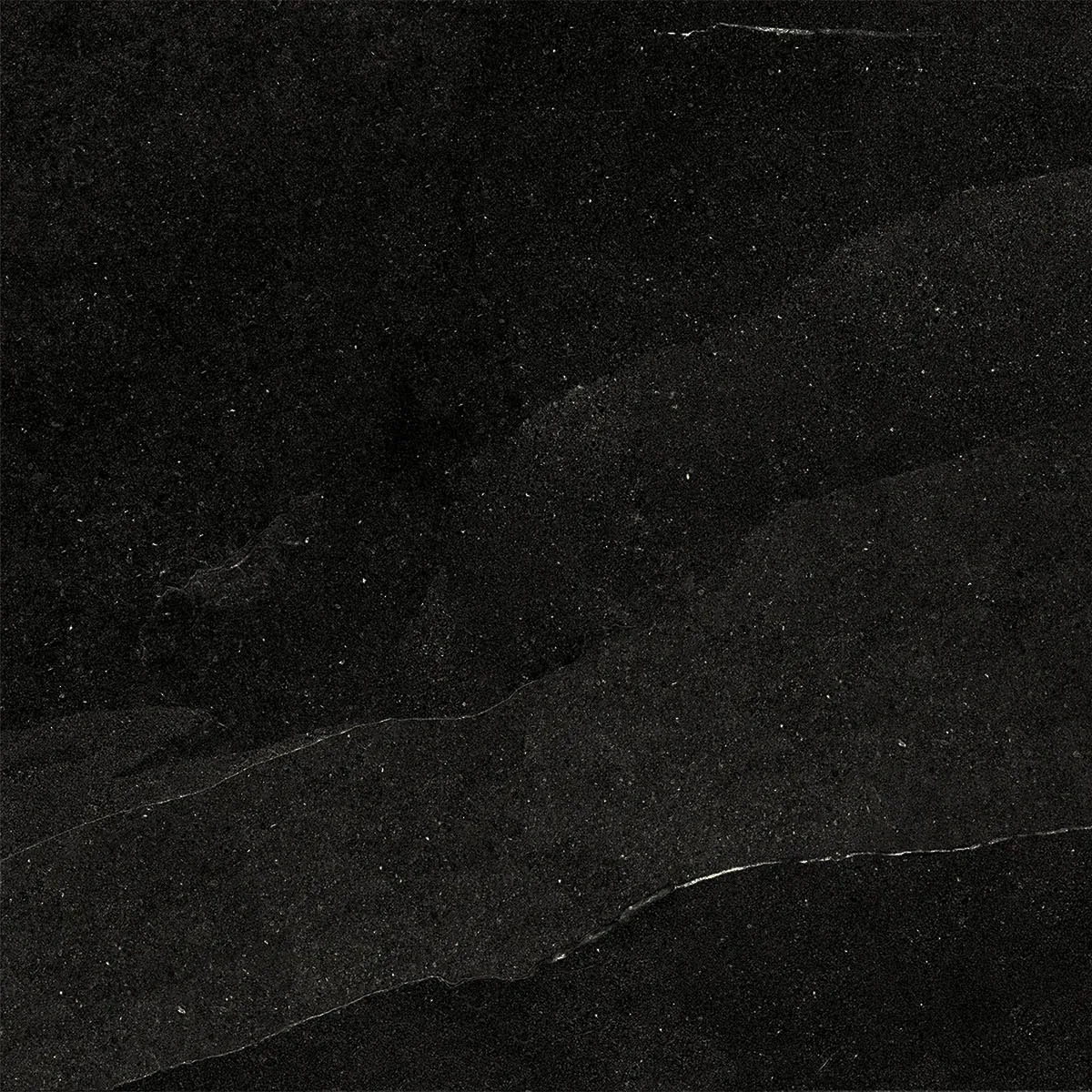 African Slate Dark: Feinsteinzeugfliese 60×60 cm in nahezu schwarzem Ton mit feinen hellen Adern, matte Schieferoberfläche
