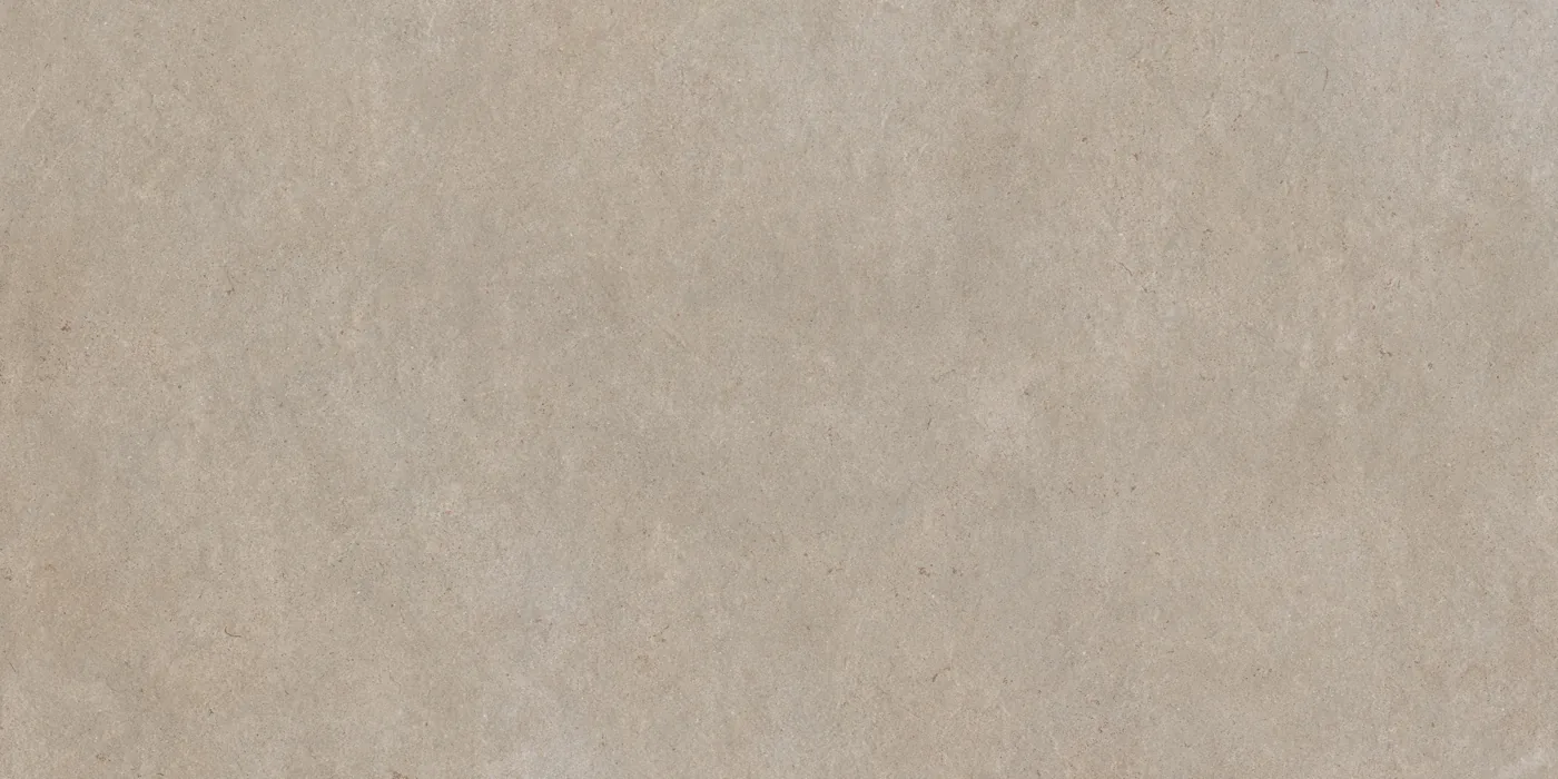 Hell-sandgraue Betonoptik-Fliese 75x150 cm mit feiner, wolkiger Schattierung und leichter Körnung, matt.
