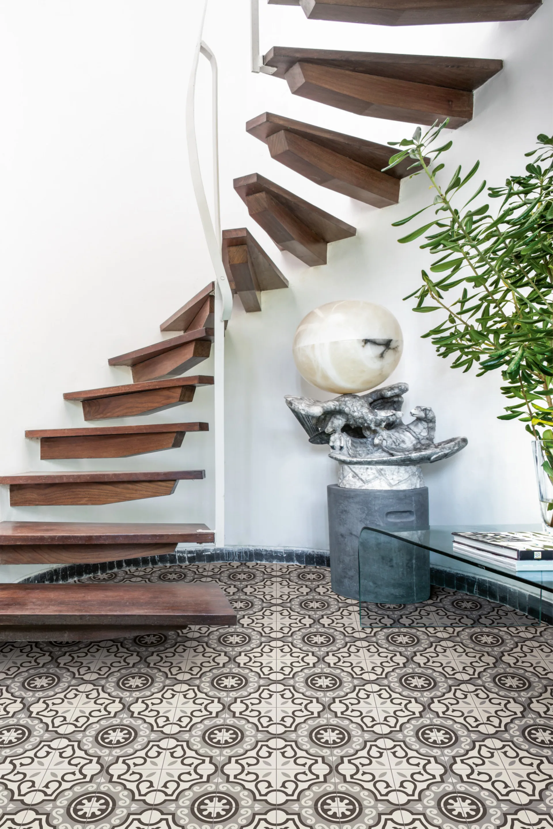 Wohnraum mit schwebender Holztreppe und Boden aus Marazzi D_Segni Macro 2 Freddi in grafischer Zementoptik