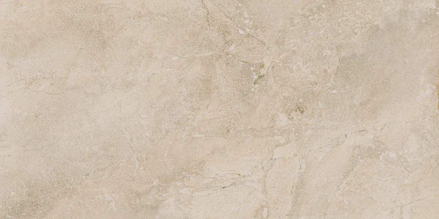 Sandbeige Steinoptik-Fliese 60x120 cm, matt, mit feiner heller Aderung und wolkiger Mineralzeichnung.
