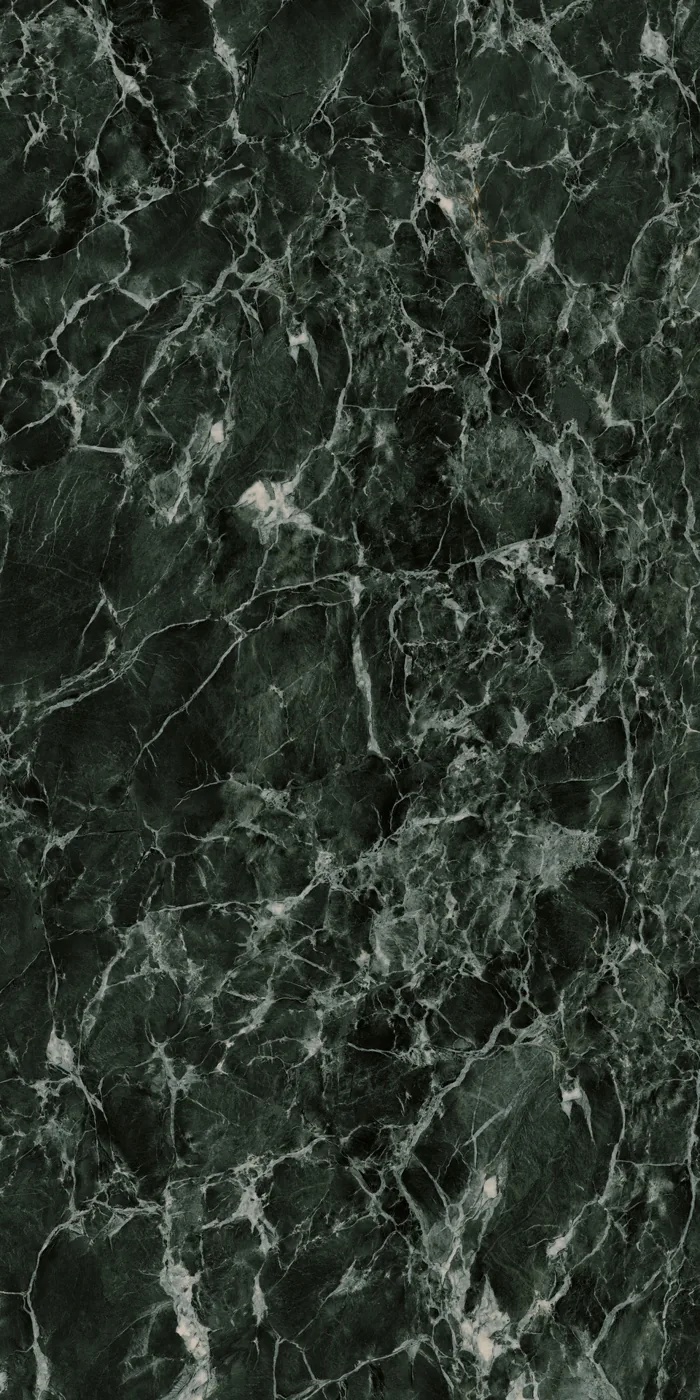Dunkelgrüne Marmoroptik-Platte im Format 160x320 cm mit seidenmatter Oberfläche und feinen weißen Adern.