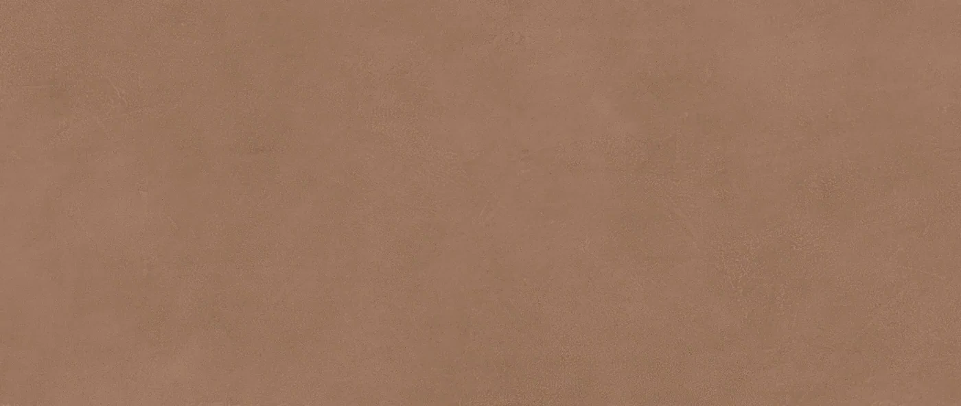 Terrakottabraune Betonoptik-Fliese 50×120 cm, matt, mit weicher wolkiger Lasur über die Fläche.