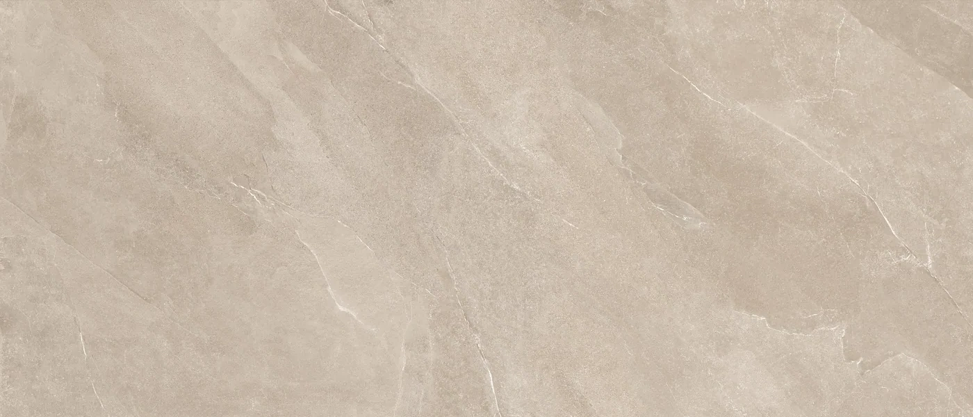 Beigebraune Fliese 120×280 cm in Schieferoptik mit hellen Adern und mattem Finish