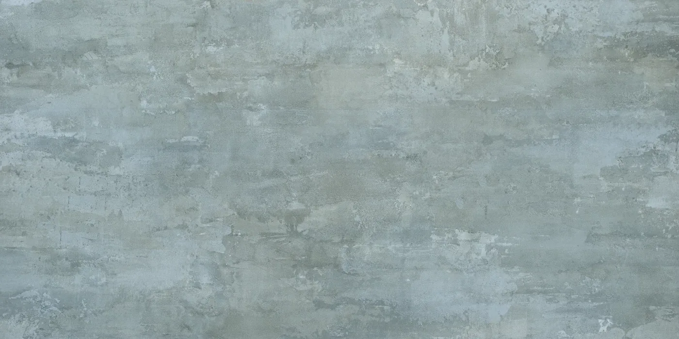 Wand- und Bodenfliese 60×120 cm mit graublauer Betonoptik, wolkiger Patina und hellen Schlieren, seidenmatte Oberfläche.
