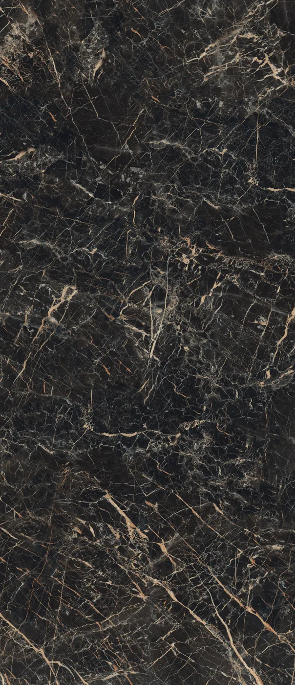 Schwarze Marmoroptik-Platte im Format 120x278 cm mit seidenmatter Oberfläche und goldbeigen sowie weißen Adern.
