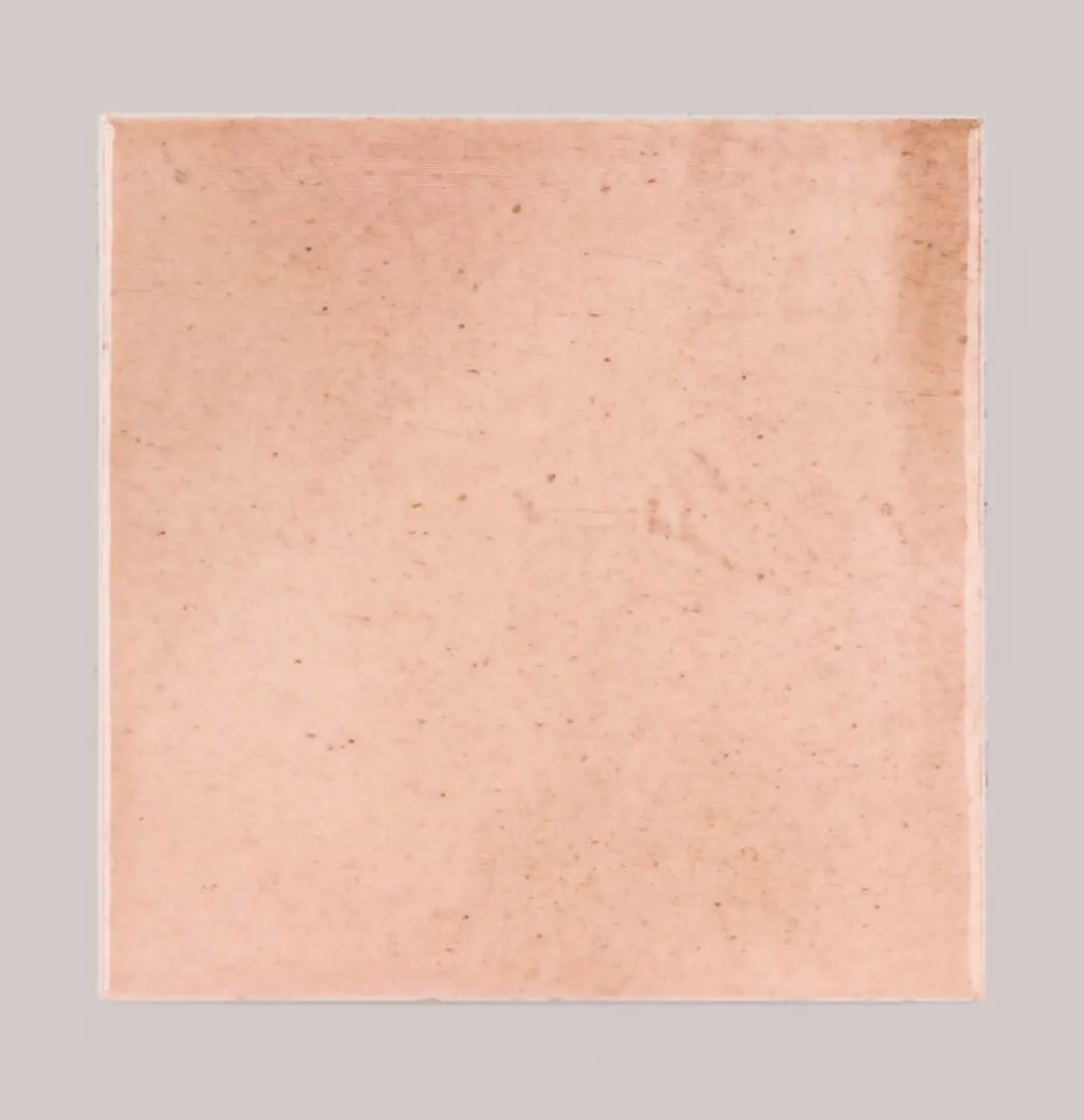 Hanoi Wandfliese in Pink Glasur, Format 10x10 cm, Studio Aufnahme frontal vor weißem Hintergrund.