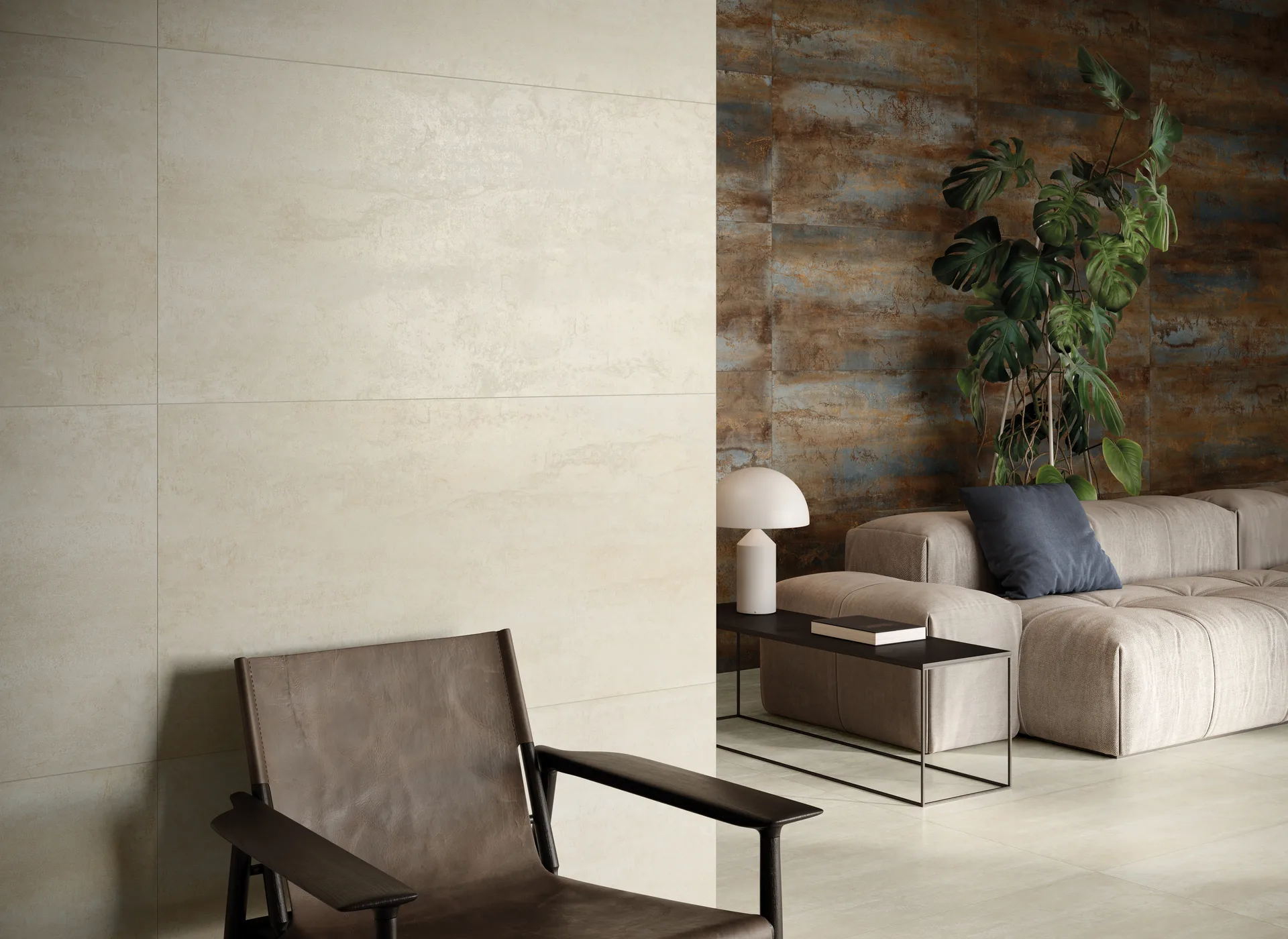 Wohnzimmer mit heller Wandfläche, rostbrauner Rückwand, Sofa und Sessel, Fliesenformat 60×120 cm.