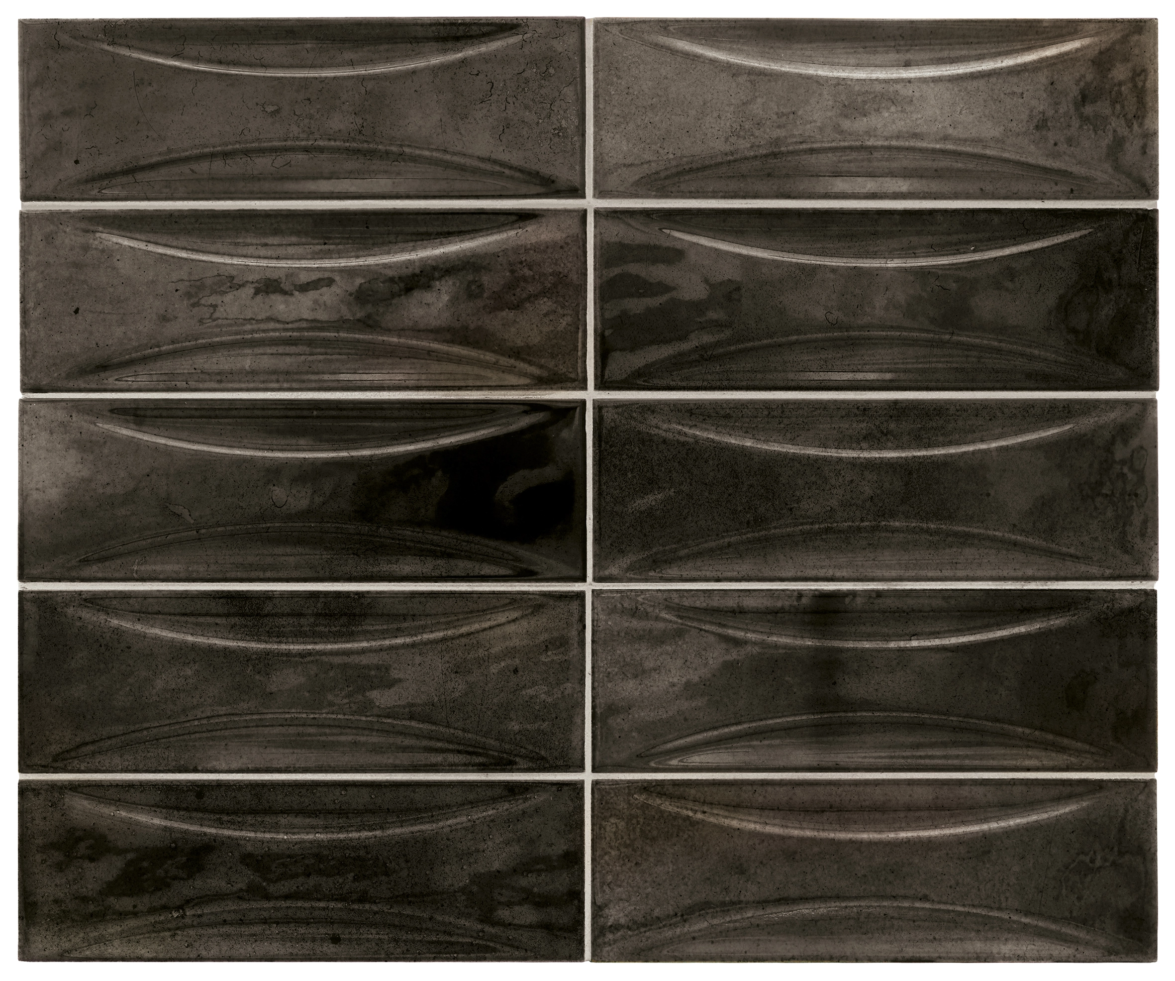 Verlegte Hanoi Black Ash Wandfliesen im Format 6,5x20 cm. Lebhafte V4 Variation der Glasur, im Raum verbaut.