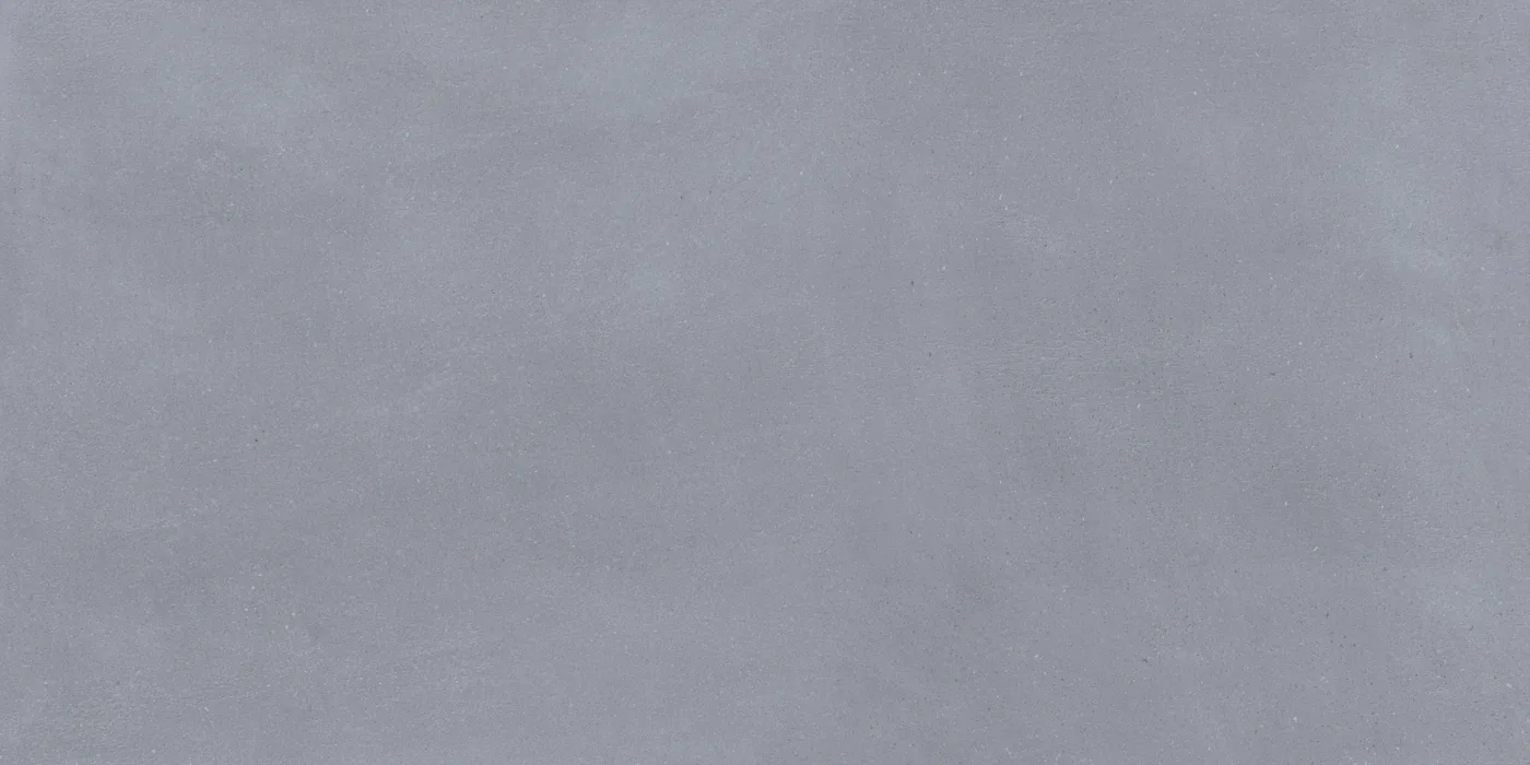 Bleigrau-bläuliche Betonoptik-Fliese 60x120 cm mit wolkiger, wie gespachtelt wirkender Schattierung.