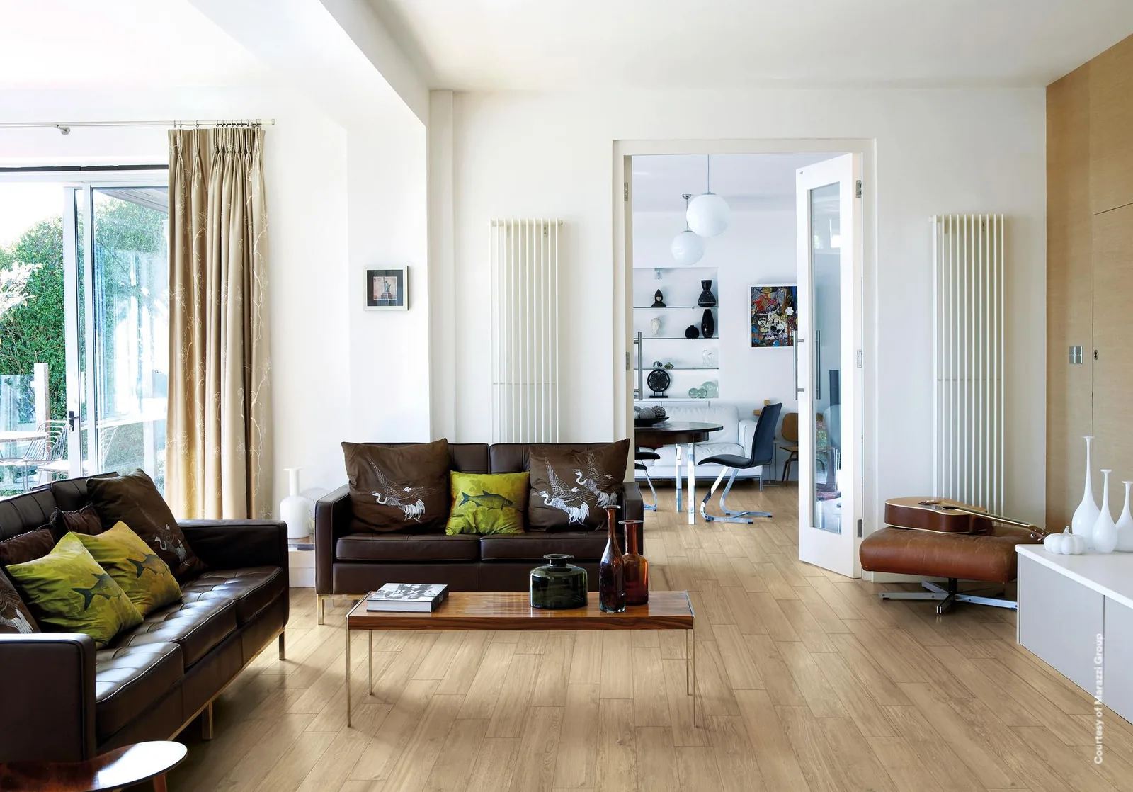Wohnzimmer mit dunklen Ledersofas und offener Tür zum Nebenraum, Boden in Holzoptik Beige 14,5x90 cm