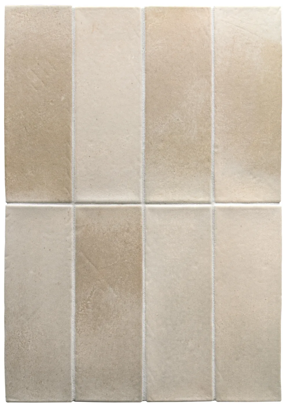 Hell sandbeige matte Riegelfliesen 5×15 cm, senkrecht in vier Bahnen verlegt, mit weicher Wolkung und ruhiger Oberfläche.