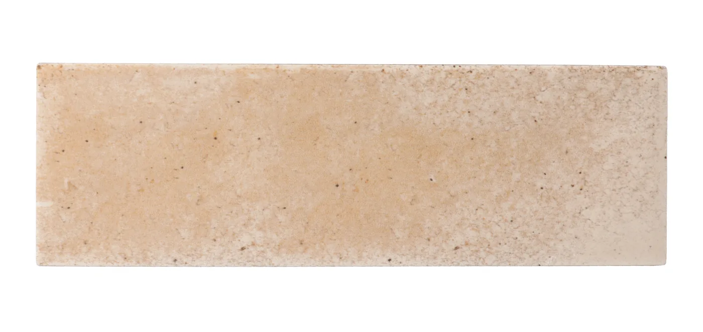 Sandbeige matte Keramikfliese 6×18,6 cm in handgemachter Zellige-Optik mit changierender, lebendiger Lasur.