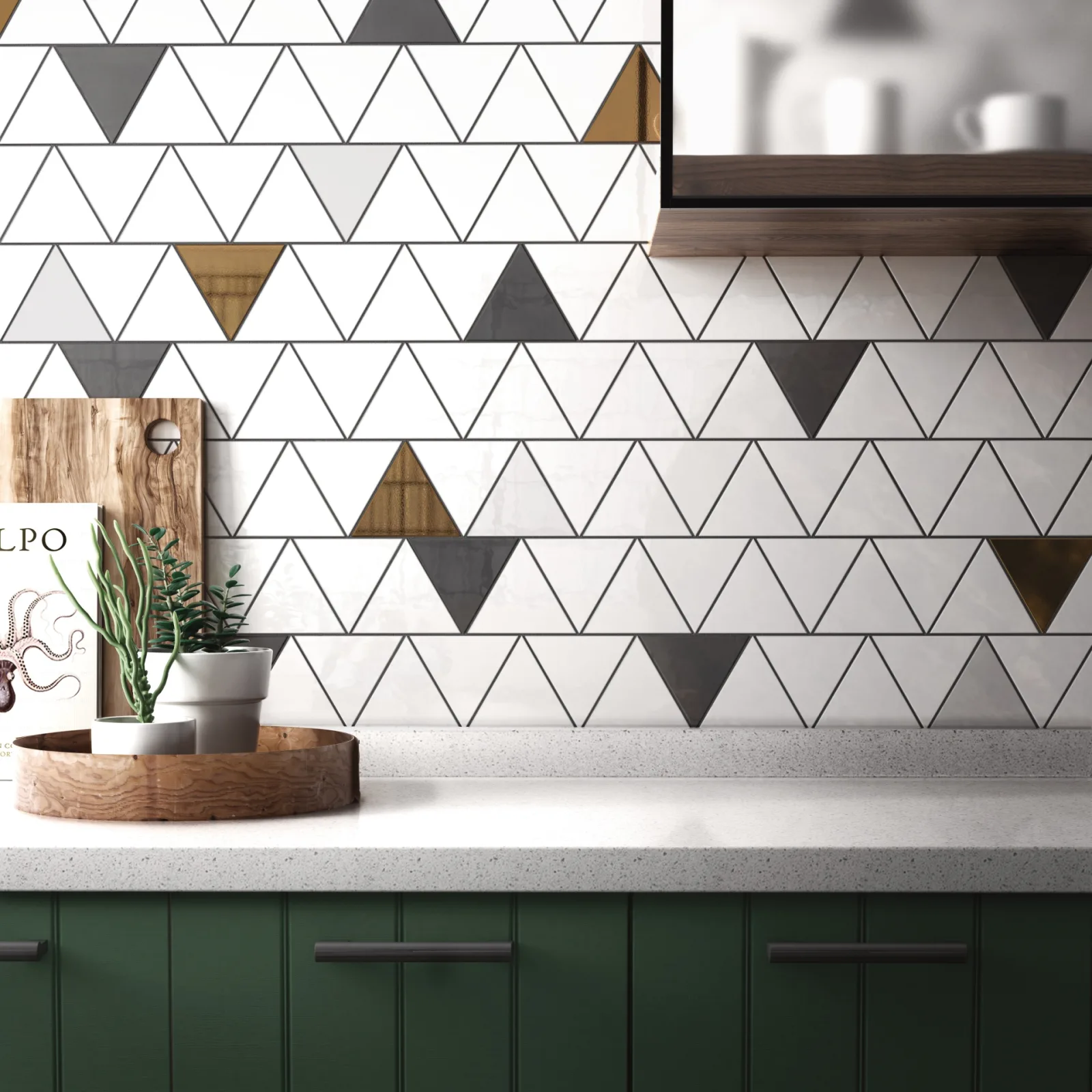 Küchenrückwand aus Triangolo-Fliesen Equipe Scale in Weiß, Dunkelgrau und Metallic-Gold über grünen Unterschränken.