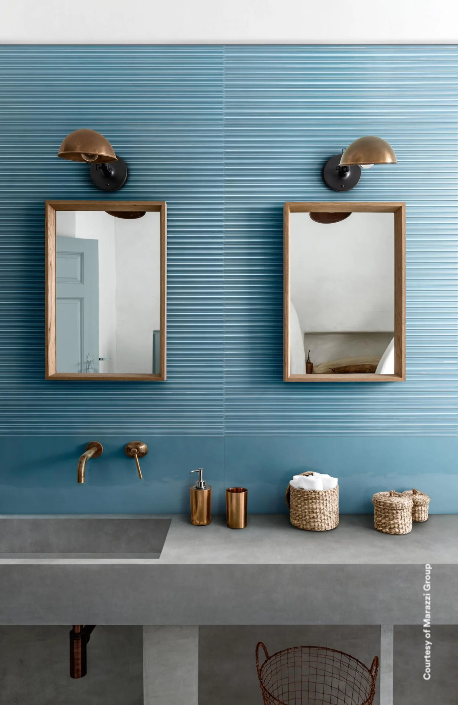 Marazzi Bliss Ocean: Bad mit blauem Rillenrelief, Betonwaschtisch und zwei Holzrahmenspiegeln