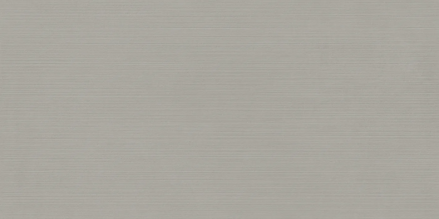 Mittelgraue Betonoptik-Fliese 60x120 cm mit feinem, durchgehendem horizontalem Rillenrelief über die gesamte Fläche.