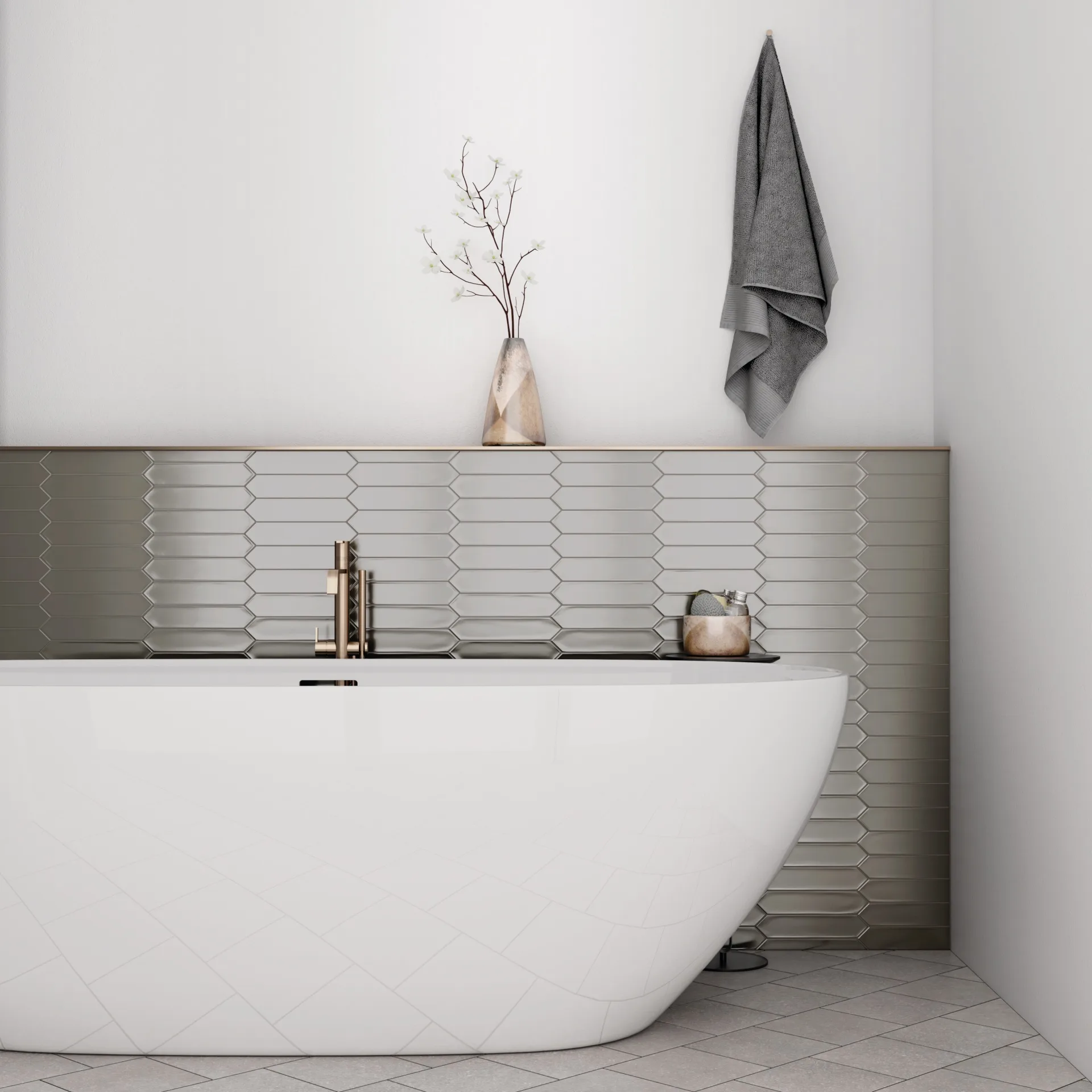 Hellgraue, spitz zulaufende Wandfliesen hinter Badewanne mit Holzablage, Wandarmatur und schlichter Deko.