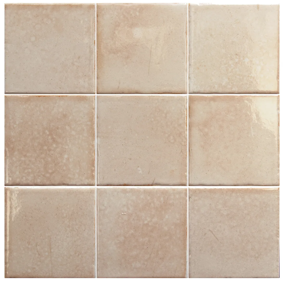 Warm pfirsichfarbene quadratische Wandfliesen 10x10 cm, glänzend mit leichtem Relief und feiner Farbnuancierung im Verbund.