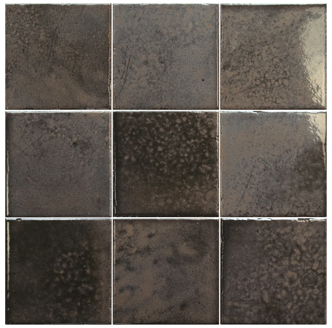 Anthrazit-metallische quadratische Wandfliesen 10x10 cm, glänzend mit leichtem Relief und feiner Farbnuancierung.