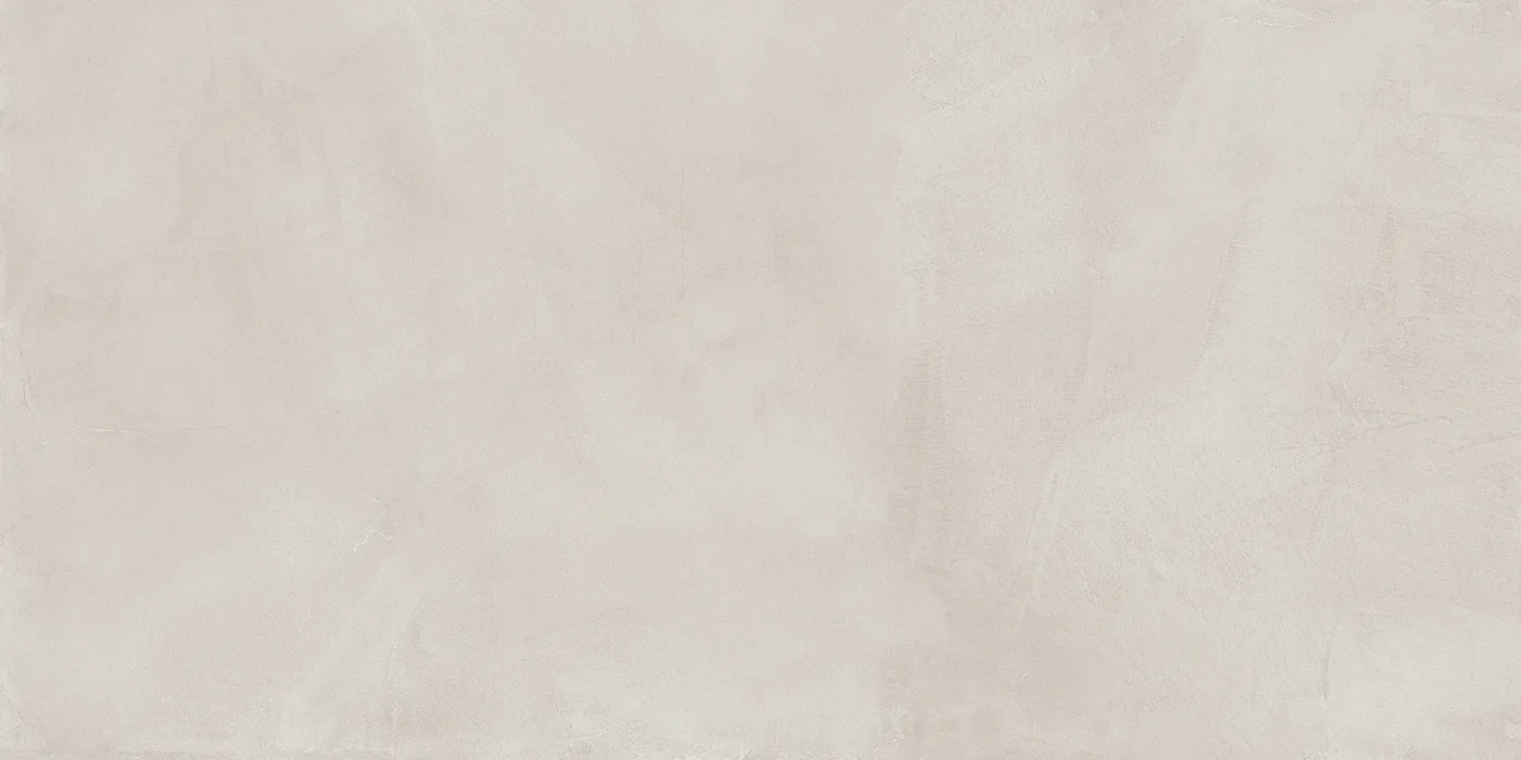 Cremeweiße Fliese 60×120 cm in Spachteloptik, matte Oberfläche mit wolkigen Spachtelspuren und feinen Kratzlinien.