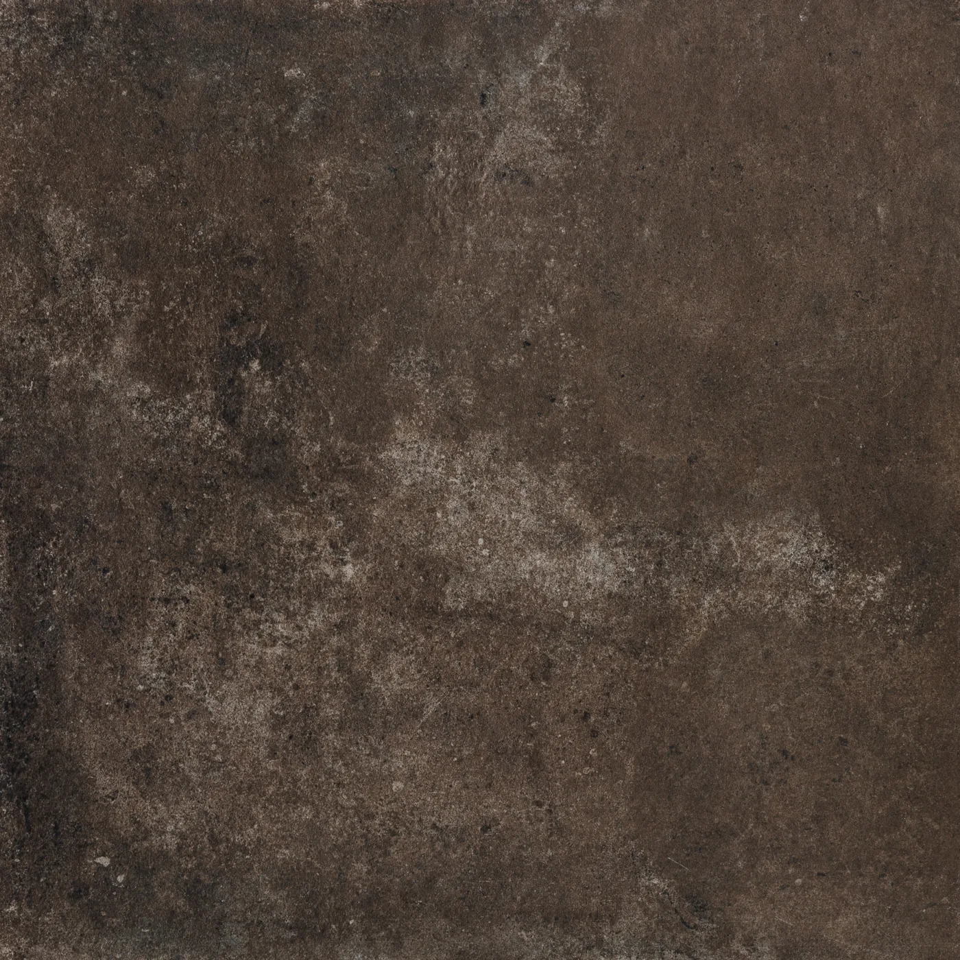 Dunkelbraune Steinoptik-Fliese 20x20 cm, matt, mit wolkigen helleren Mineralpartien und feiner Struktur.