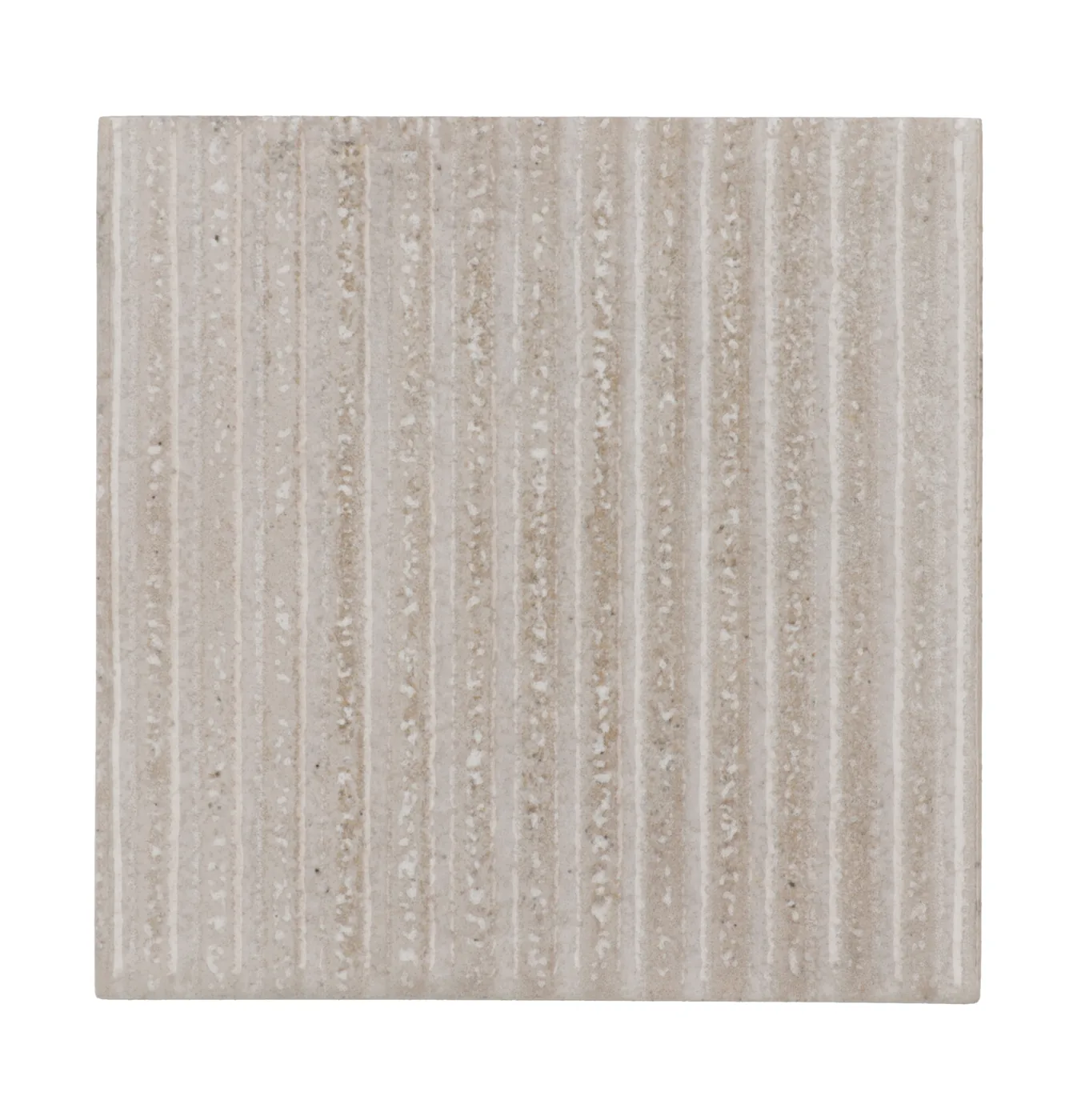 Warm greigefarbene matte Keramikfliese 10×10 cm mit vertikalem Rillenrelief und changierender, handgemachter Lasur.