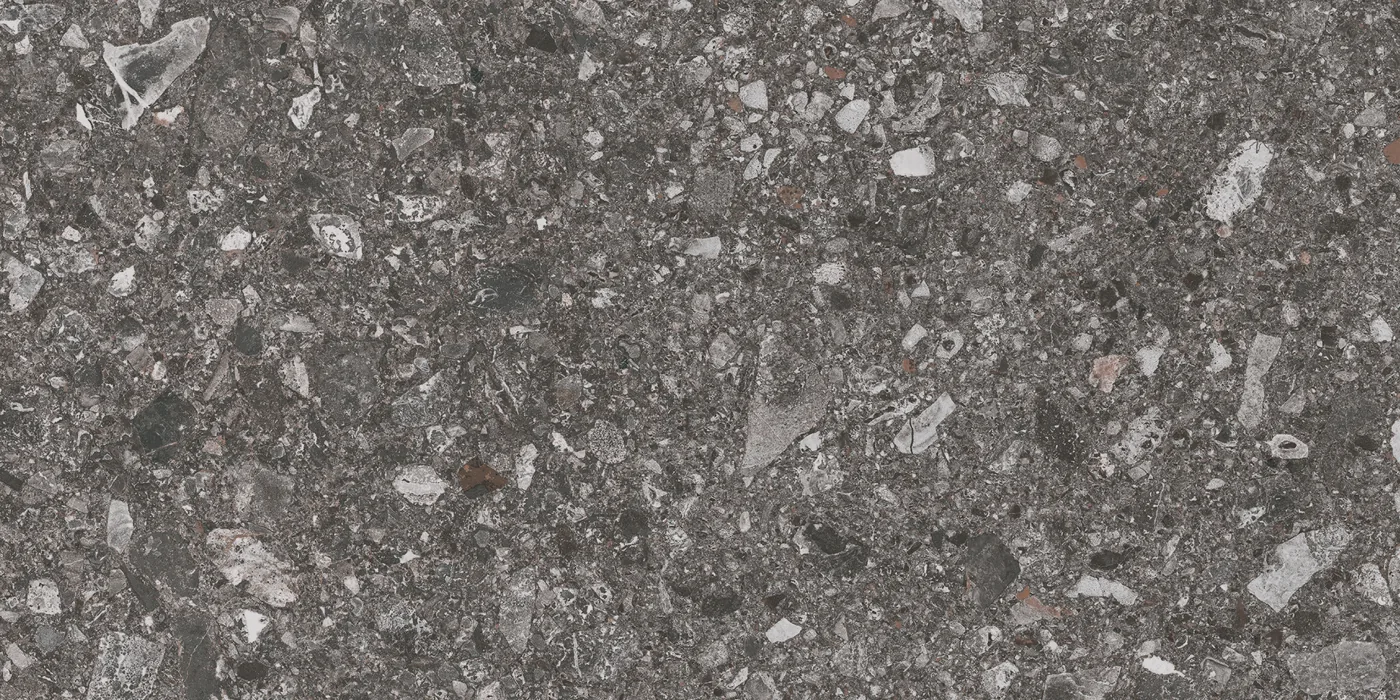 Dunkelgraue Fliese in Konglomerat-Steinoptik, 30x60 cm, dicht mit hellen und dunklen Gesteinsbrocken durchsetzt.