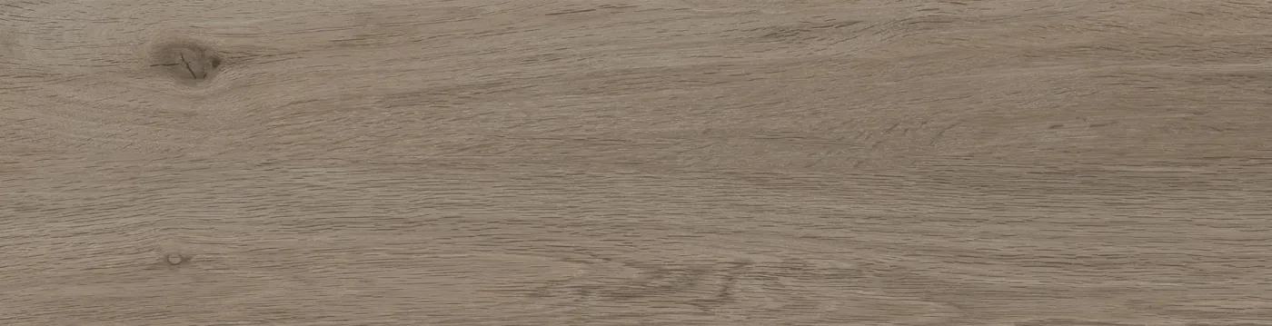 Graubraune Holzoptik-Fliese 15,5x60,5 cm in gedecktem Taupe mit Eichenmaserung und dunklem Astknoten links.