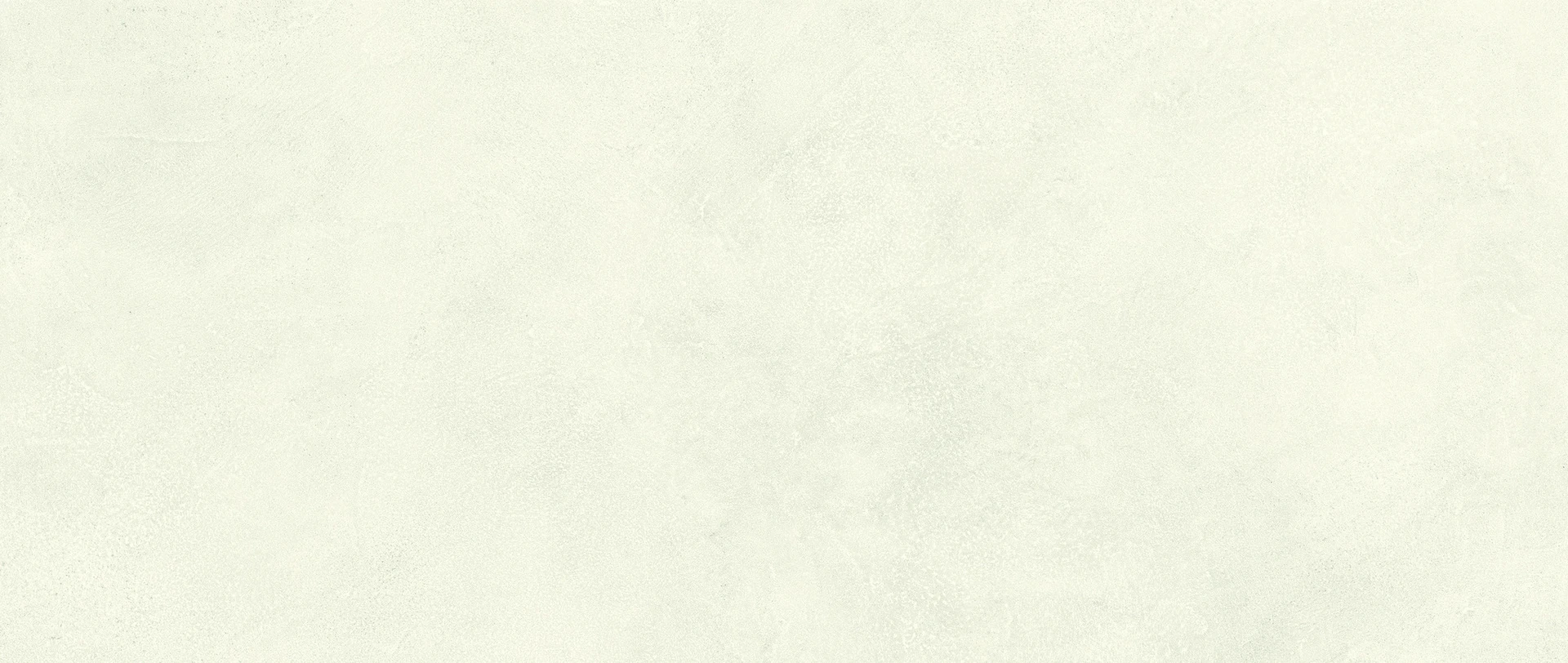Warmweiße Betonoptik-Fliese 50×120 cm, matt, mit sehr zarter wolkiger Struktur über die Fläche – Ansicht 2.
