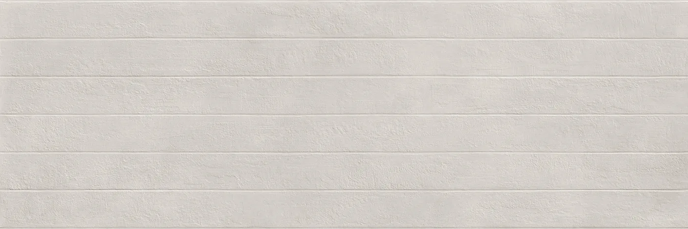 Hellgraue Wandfliese 60x180 cm mit Relief aus breiten, waagerecht verlaufenden Lamellenstreifen.