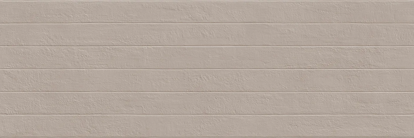 Graubraune Wandfliese 60x180 cm mit Relief aus breiten, waagerecht verlaufenden Lamellenstreifen.