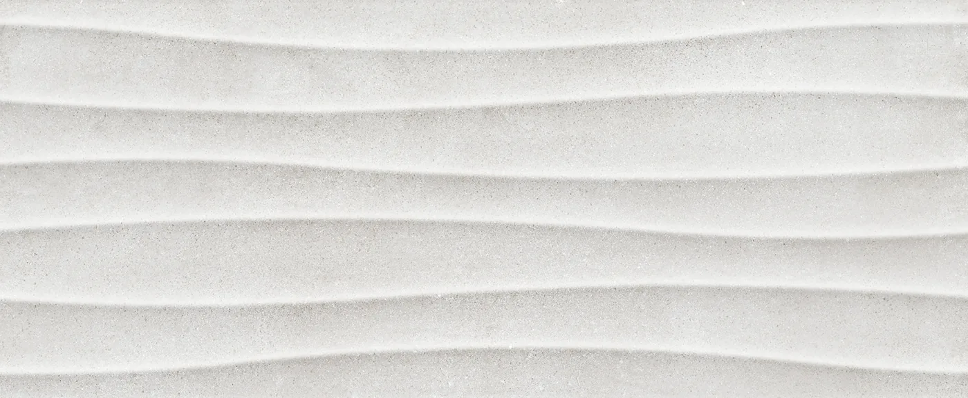 Hellgraue Wandfliese 20×50 cm mit waagerechten Wellenrillen, die über die gesamte Fläche verlaufen.