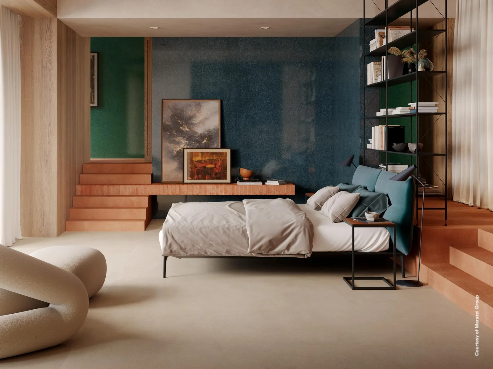 Schlafzimmer mit Wand aus Marazzi Grande Lume Cobalto, glänzende dunkelblaue Großformatplatte hinter dem Bett