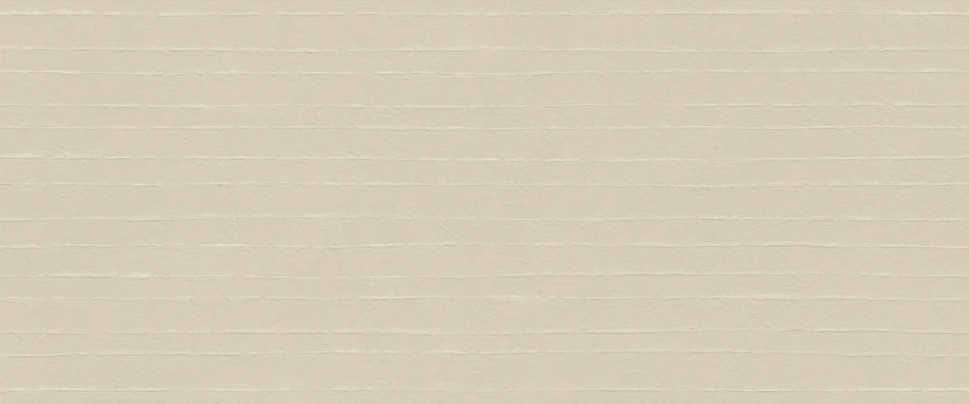 Sandbeige Betonoptik-Fliese 50×120 cm mit feinen waagerechten Rillen über die ganze Fläche.