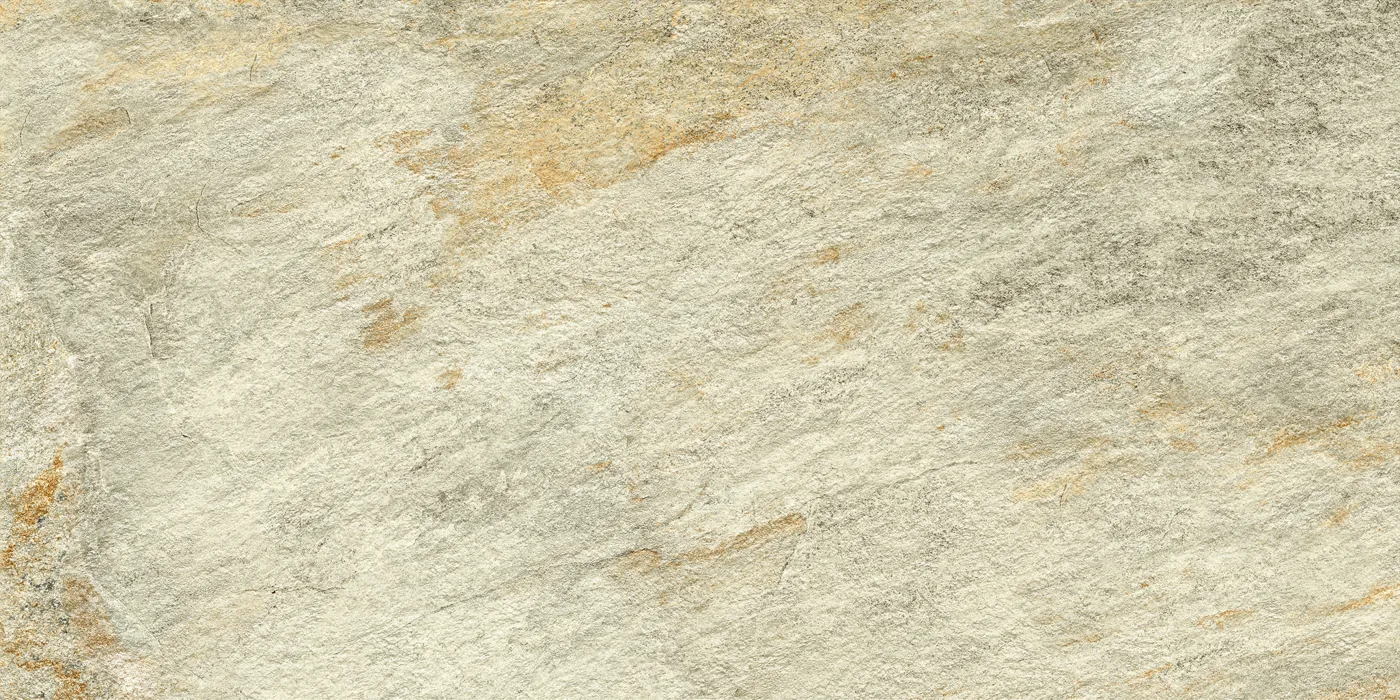 Beigegraue Natursteinoptik im Format 60×120 cm mit warmen ockerfarbenen Adern und feiner Quarzit-Körnung.