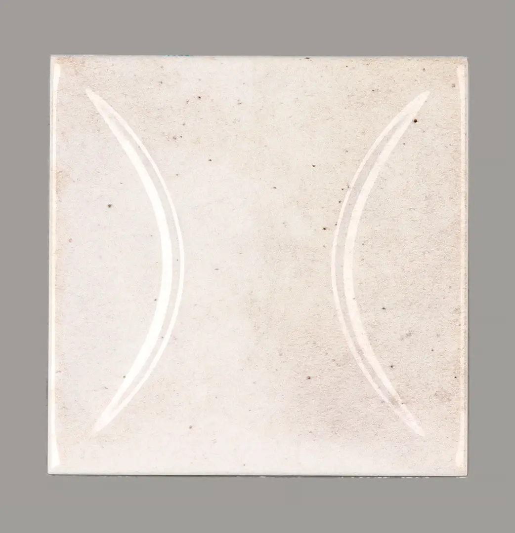 Hanoi Wandfliese in White Glasur, Format 10x10 cm, Studio Aufnahme frontal vor weißem Hintergrund.