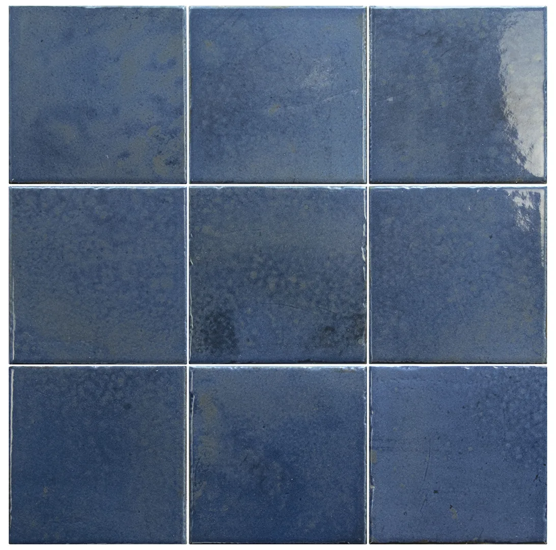 Kräftig dunkelblaue quadratische Wandfliesen 10x10 cm, glänzend mit leichtem Relief und feiner Farbnuancierung im Verbund.
