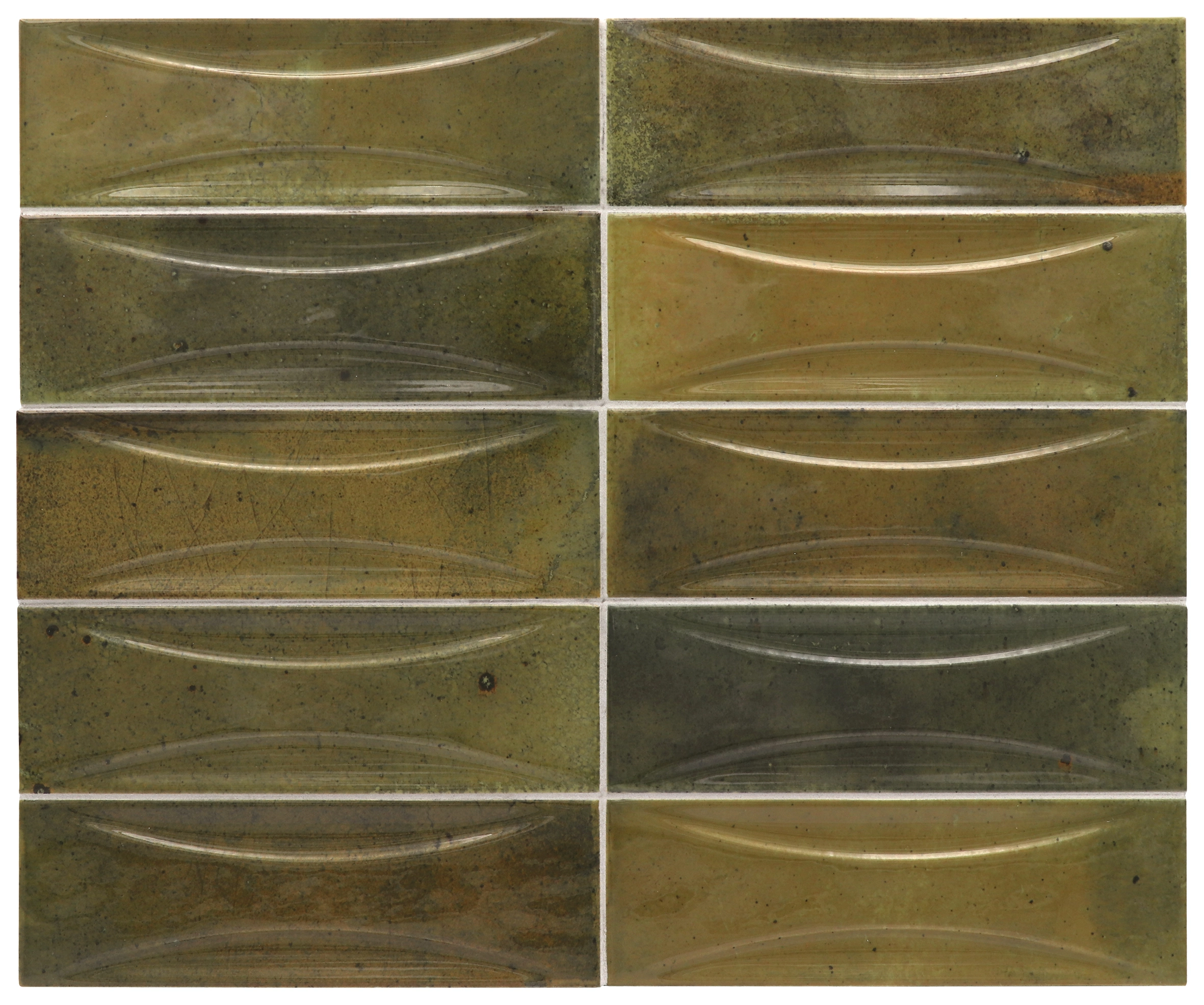 Verlegte Hanoi Wild Olive Wandfliesen im Format 6,5x20 cm. Lebhafte V4 Variation der Glasur, im Raum verbaut.