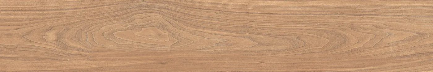 Honigbraune Holzoptik-Fliese 20x120 cm mit feiner Längsmaserung und hell abgesetzten Wuchsstreifen.