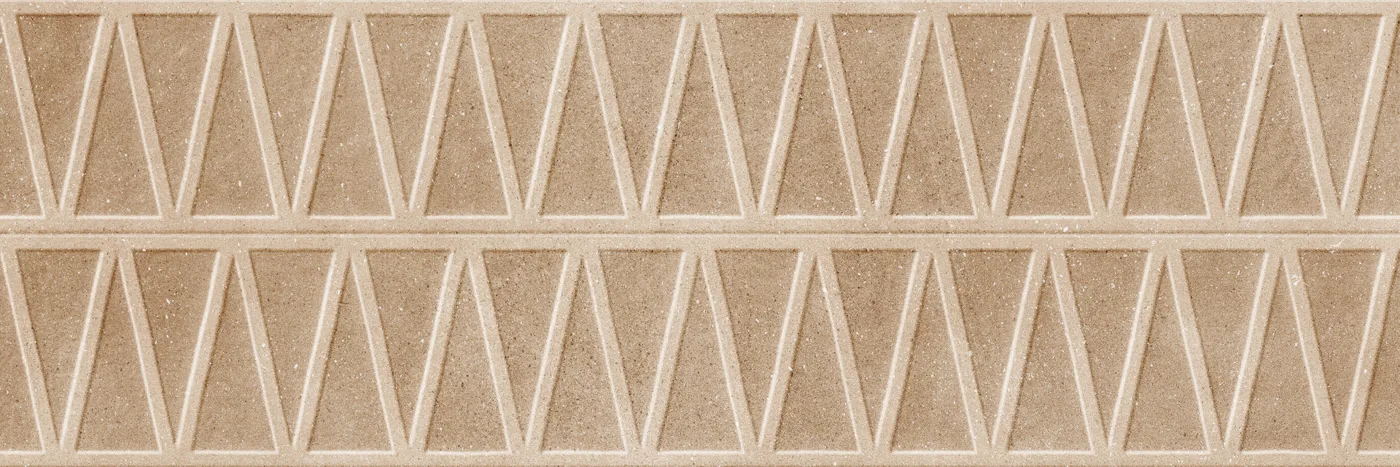 Rechteckige Wandfliese in Sandbeige mit zwei Reihen erhabener Dreiecke als Reliefstruktur, matte Oberfläche, Querformat